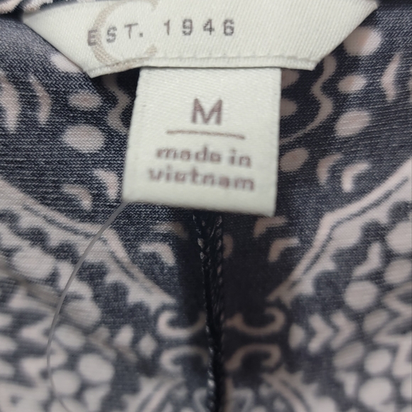 CATO Sleeveless dressy black and white pattern handkerchief top size M. - Picture 2 of 2